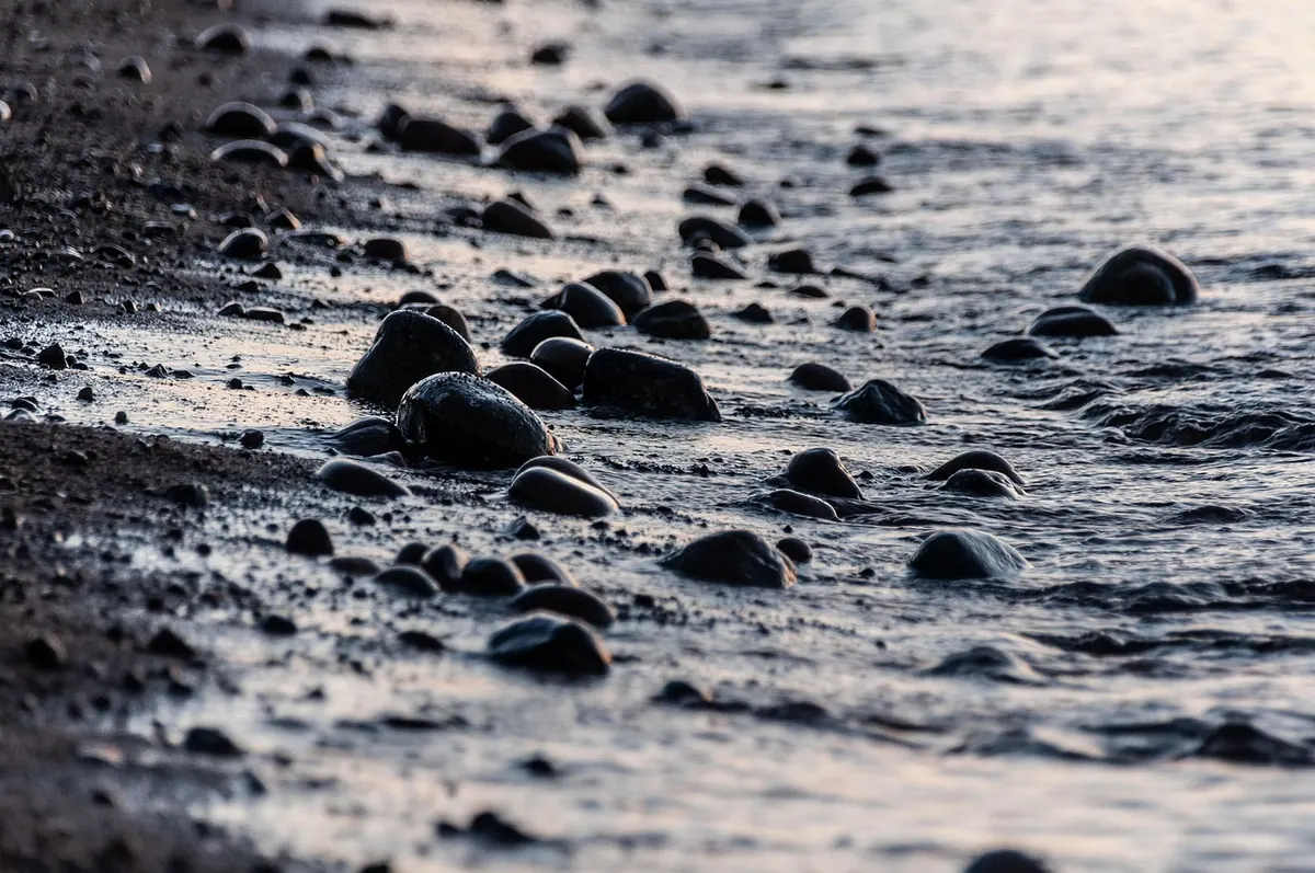 Summer Beachcombing for Amber in the UK: A Seasonal Tide and Weather Guide